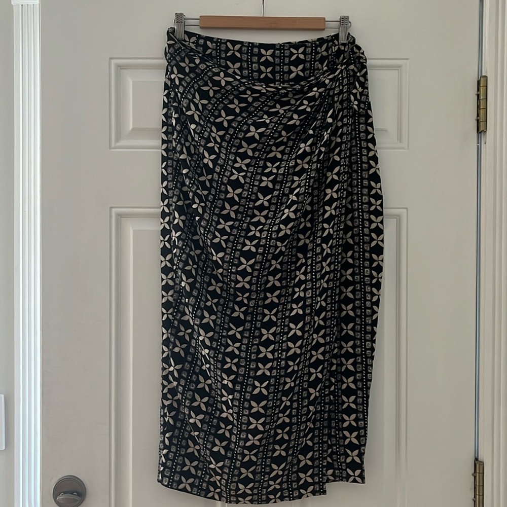 Tahari silk wrap skirt size 12 geometric pattern 90’s